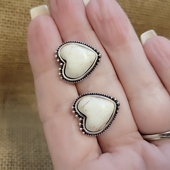 HOWLITE HEART EARRINGS - Picture 4 of 7